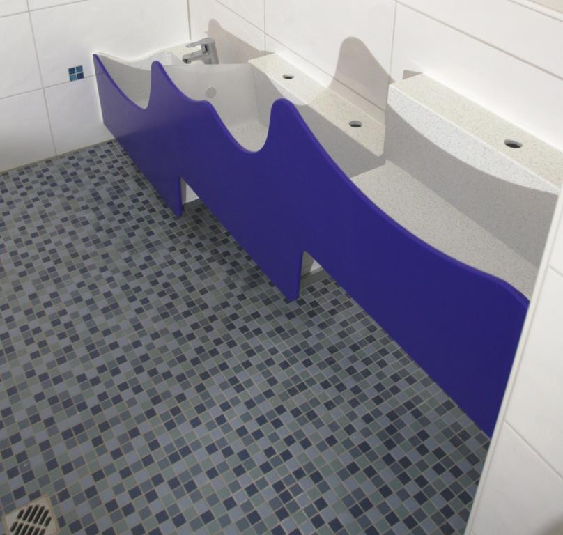 Waschrinne für Kindertagestätte mit blauer Frontblende auf 2 Ebenen