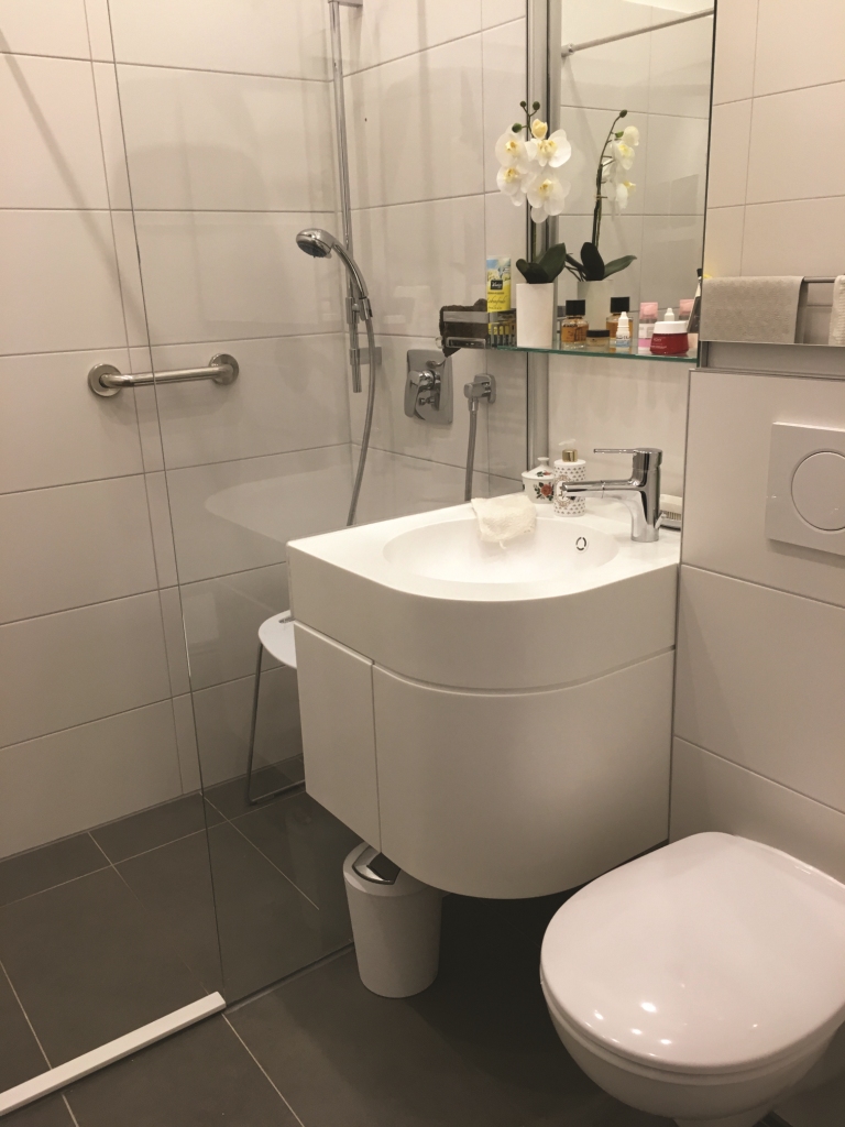 kleines modernes Bad mit gerundetem Waschtisch