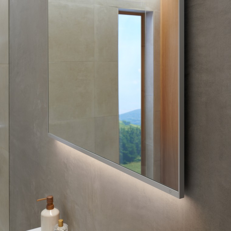 Kleines modernes Bad mit großem Spiegel