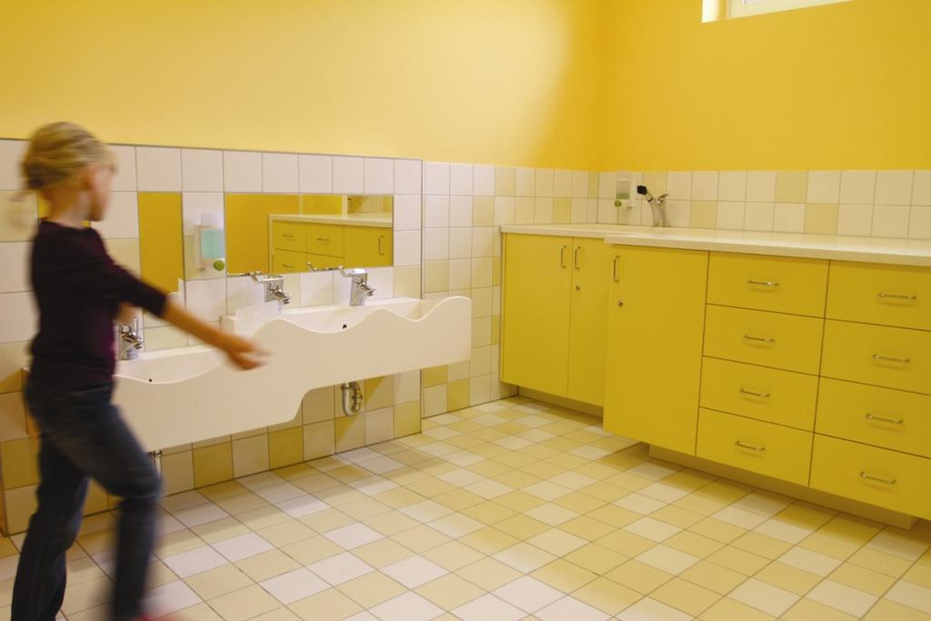 Wickeltisch für Kita mit Treppe nach Naß