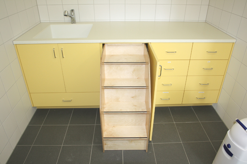 Wickeltische mit Treppe und Wickelkommoden nach Maß für Kindergarten, Kita und Krippe