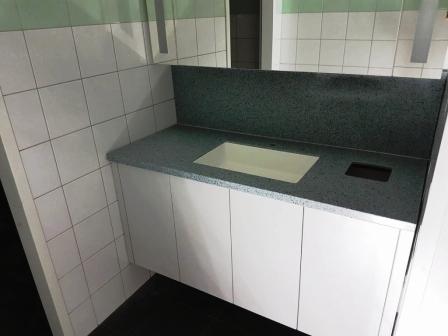Waschtisch asymmetrisch nach Maß mit Unterschrank