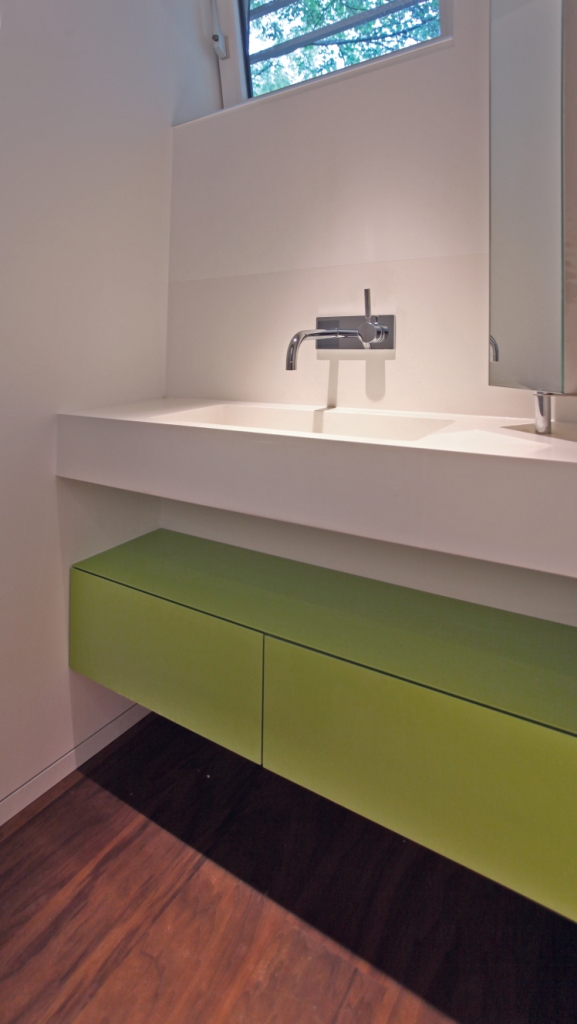 Waschtisch und Waschbecken mit schmalem Unterschrankn für Gäste WC