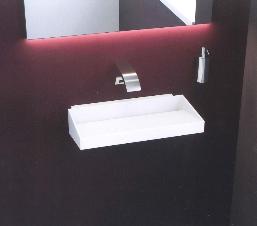 Ausgefallenes Waschbecken für Gäste WC als schmaler Waschtisch