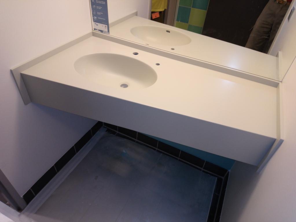 asymmetrischer Waschtisch mit Abschrägung