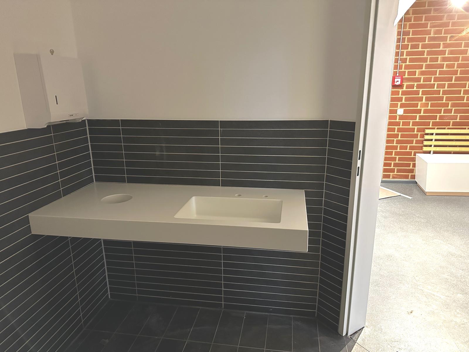 asymmetrische Waschbecken und Waschtische mit Bohrungen und Armatur und Seifenspender