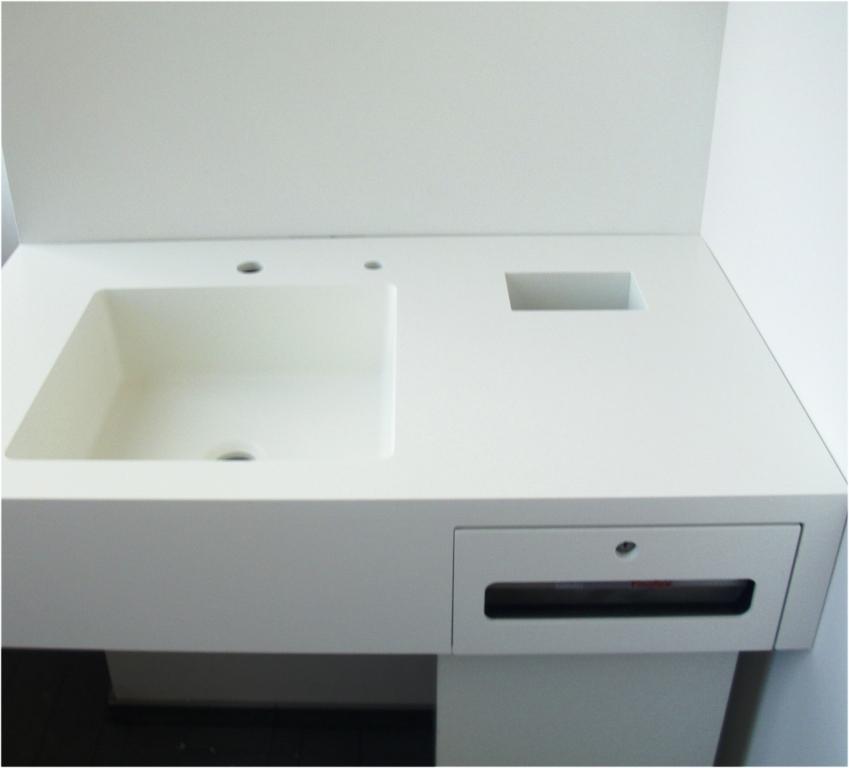asymmetrischer Waschtisch mit Papierspender