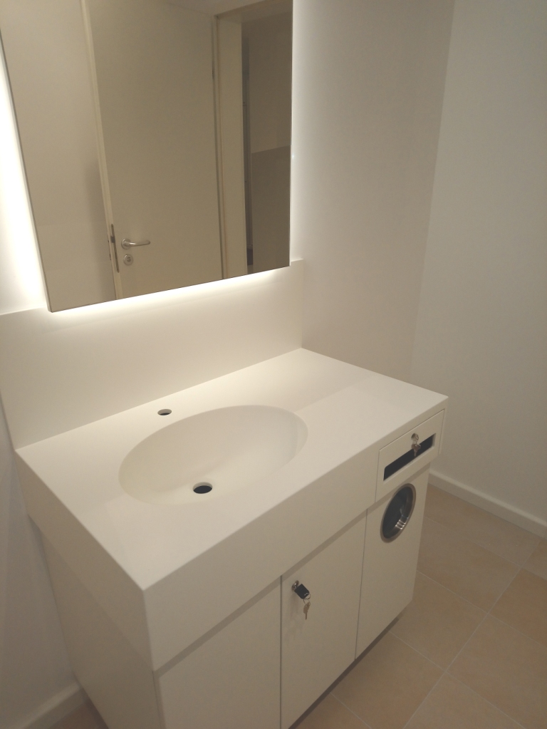 asymmetrischer Waschtisch mit Unterschrank