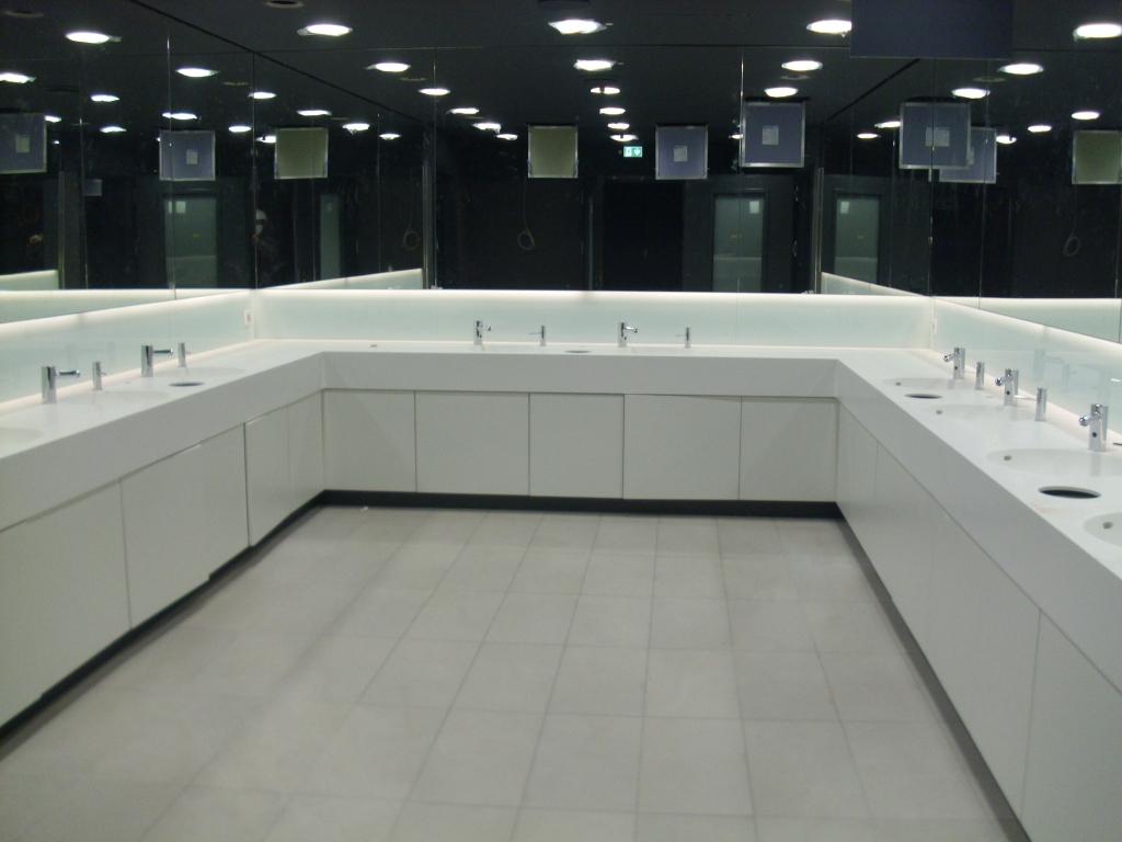 individuelle Reihenwaschtischanlagen nach Maß