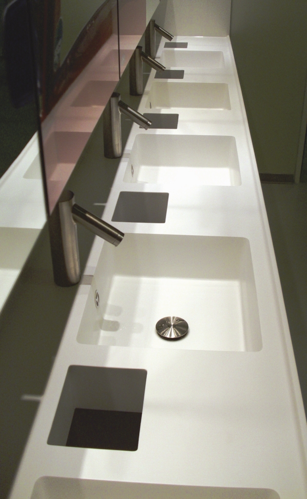 Reihenwaschtischanlage mit fugenlosem Becken nach Maß