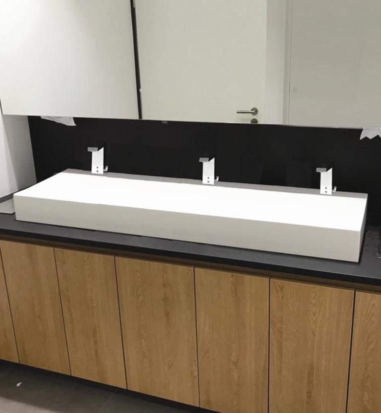 Waschbecken mit Rinnenablauf