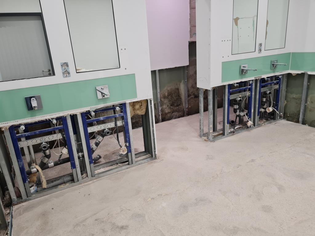 Profile in der vorWand zur Montage von Waschtischen im Trockenbau