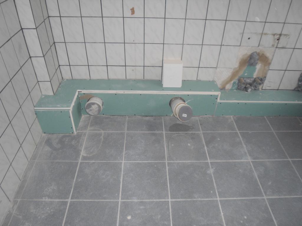 Trockenbau Verkleidung Sockelbereiche zur Montage von Waschtischen